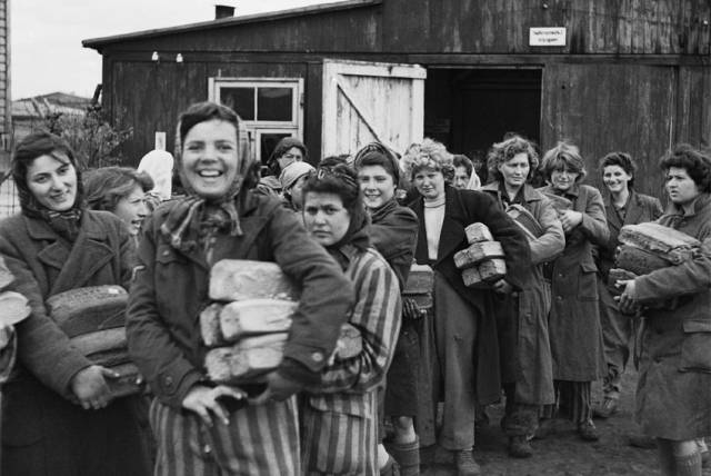 ▲ 1945년 4월 영국군이 베르겐-벨젠 수용소를 접수하면서 해방을 맞아 기뻐하는 여성 수감자들 Ⓒ영국군 제5군 Film & Photographic Unit