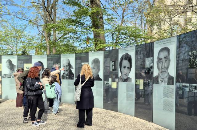 ▲ 홀로코스트 희생집단에는 집시(신티, 로마족)도 있다. 적어도 20만 명에서 많게는 50만 명이 학살됐다. 집시 희생자들을 추모하는 베를린 야외 상설전시관.Ⓒ김재명