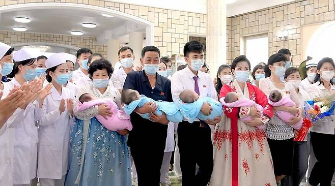 북한 노동당 기관지 노동신문은 20일 "우리나라에서 처음으로 출생한 다섯 쌍둥이가 만사람의 축복을 받으며 지난 19일 평양산원을 나섰다"라고 말했다.
