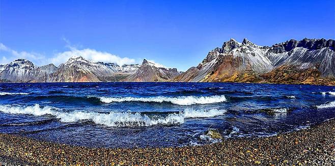 북한 노동당 기관지 노동신문은 19일 "백두산 천지는 천년기대분출 후에 화산체가 함몰돼 생긴 분화구에 물이 채워져 형성된 곳"이라면서 세계지질공원 백두산지구를 조명했다. 사진제공 평양 노동신문=뉴스1