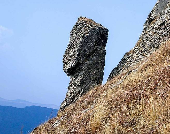 북한 노동당 기관지 노동신문은 15일 세계지질공원인 백두산 지구의 간백산소금바위, 증암산기암, 북포태산의 용암바위, 소백산기암 등을 소개했다.&nbsp;&nbsp;사진제공 평양 노동신문=뉴스1