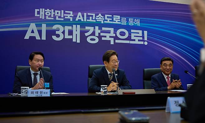 이재명 대통령이 20일 울산에서&nbsp;열린 인공지능(AI) 글로벌 협력 기업 간담회에&nbsp;참석해&nbsp;발언하고 있다. 이 대통령 왼쪽은 최태원 SK그룹 회장, 오른쪽은 김두겸 울산시장. 이날 이 대통령은 “대한민국이 지금까지 고속 성장을 했는데 지금 시중에서 쓰는 말로 깔딱고개를 넘는 중”이라고 말했다. 대통령실 제공