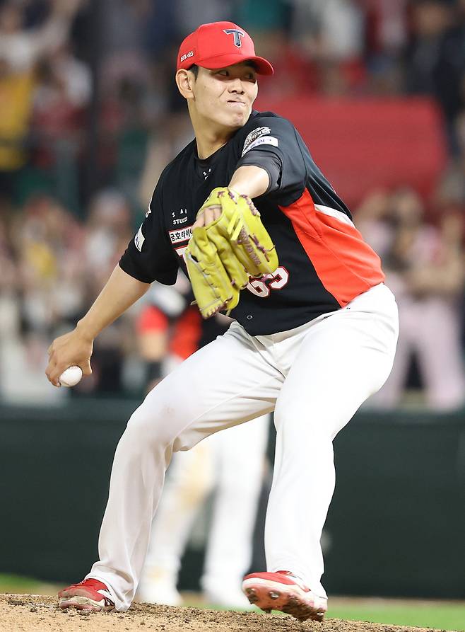 KIA 투수 성영탁이 지난 21일 인천 SSG랜더스필드에서 열린 SSG와 원정 경기에 등판해 역투하고 있다. KIA 타이거즈 제공