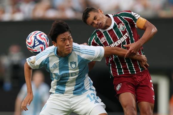 울산 HD 허율이 22일(한국시간) 미국 뉴저지주 이스트 러더퍼드의 메트라이프 스타디움에서 열린 2025 국제축구연맹(FIFA) 클럽월드컵 조별리그 F조 플루미넨시와의 2차전에서 치아구 시우바와 경합하고 있다. AFP 연합뉴스