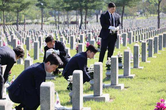 6·25 참전용사 묘역정화 봉사활동하는 김용태 비상대책위원장 - 국민의힘 김용태 비상대책위원장이 22일 국립서울현충원을 찾아 6·25 참전용사 묘역정화 봉사활동을 하고 있다.  연합뉴스