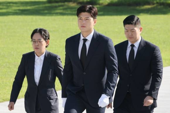 국립서울현충원 찾은 김용태 비대위원장 - 김용태 국민의힘 비상대책위원장이 22일 오전 서울 동작구 국립서울현충원을 찾아 현충탑에 참배하기 위해 이동하고 있다. 뉴스1