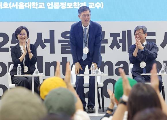 서울국제도서전 북토크 참석한 문형배 전 헌재소장 권한대행 - 서울국제도서전 북토크 참석한 문형배 전 헌재소장 권한대행  연합뉴스