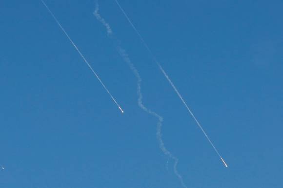 22일(현지시간) 예루살렘 상공에 보이는 탄도미사일. 로이터 연합뉴스