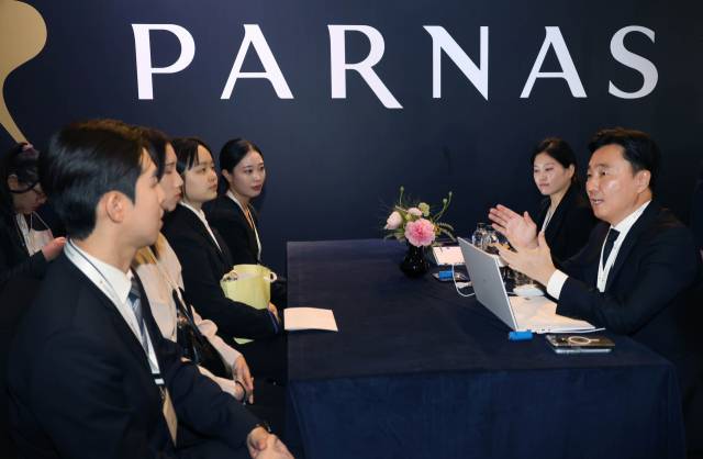 외국인 관광객 증가로 국내 호텔업계의 인력난이 심화되고 있다. 지난 5월 파르나스호텔이 개최한 대규모 채용 행사 ‘파르나스 커리어 페어’ 현장 모습. 사진 제공=파르나스호텔