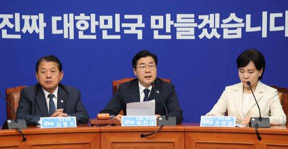 박찬대 전 더불어민주당 원내대표(가운데)는 6월 9일 오전 서울 여의도 국회 본관에서 열린 최고위원회의에서 신속한 추경(추가경정예산) 집행에 나서겠다고 밝혔다. 동아DB