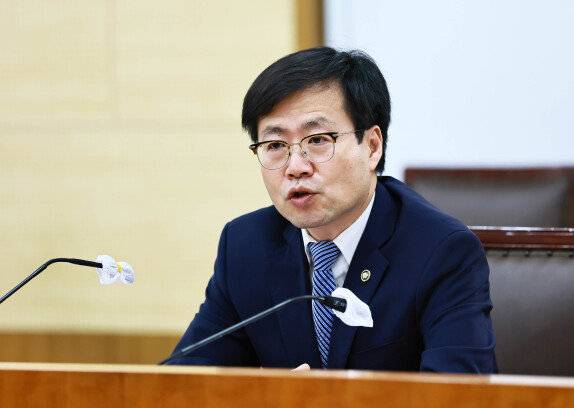 여한구 산업통상자원부 통상교섭본부장이 6월 16일 정부세종청사 산업부 회의실에서 '대미(對美) 협상 TF 출범식'을 주재하고 있다. 산업통상자원부 제공