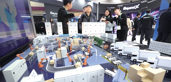 2월12일 서울 강남구 코엑스에서 열린 '코리아 스마트그리드 엑스포 2025'에서 참관객들이 LS일렉트릭 부스를 둘러보고 있다. ⓒ연합뉴스