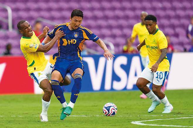 울산HD의 정우영이 6월17일(현지시간) 미국 올랜도에서 열린 클럽월드컵 F조 마멜로디 선다운스(남아공)와의 경기에서 볼을 다투고 있다. ⓒAP연합