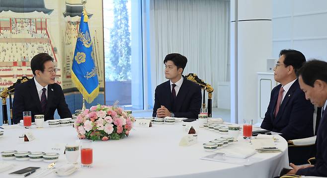 이재명 대통령이 22일 서울 한남동 관저에서 열린 여야 지도부와의 오찬 회동에서 발언하고 있다. 왼쪽부터 이 대통령, 김용태 국민의힘 비상대책위원장, 송언석 국민의힘 원내대표, 우상호 정무수석 ⓒ연합뉴스