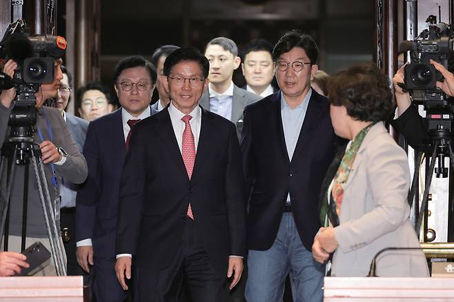 대선 정국이었던 5월11일 김문수 당시 국민의힘 대선후보가 서울 여의도 국회에서 진행된 의원총회에 참석하고 있다. 오른쪽은 권성동 당시 국민의힘 원내대표 ⓒ연합뉴스