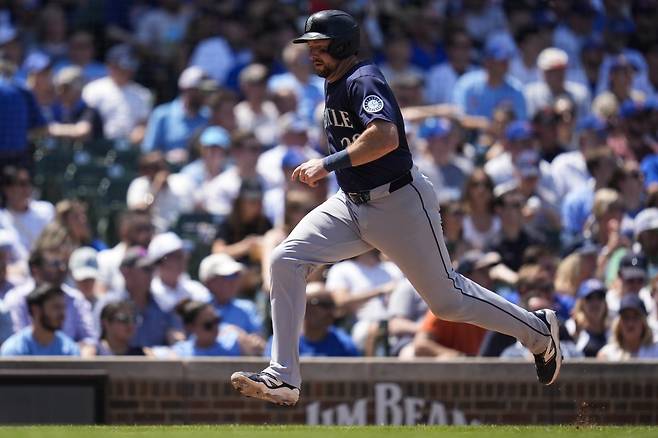 시애틀 롤리는 22일(한국시간) 컵스전에서 시즌 30홈런을 터트렸다. 그는 전반기 이전 30홈런 고지를 밟으며 여러 가지 신기록을 세웠다.｜AP뉴시스