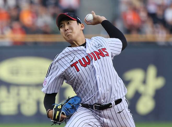 휴식 차 1군 엔트리에서 말소됐던 LG 손주영이 21일 잠실 두산전에서 0.1이닝 2실점으로 패전을 떠안았다. 염경엽 LG 감독은 22일 경기를 앞두고 “공은 나쁘지 않았다”며 그를 감쌌다. 뉴시스