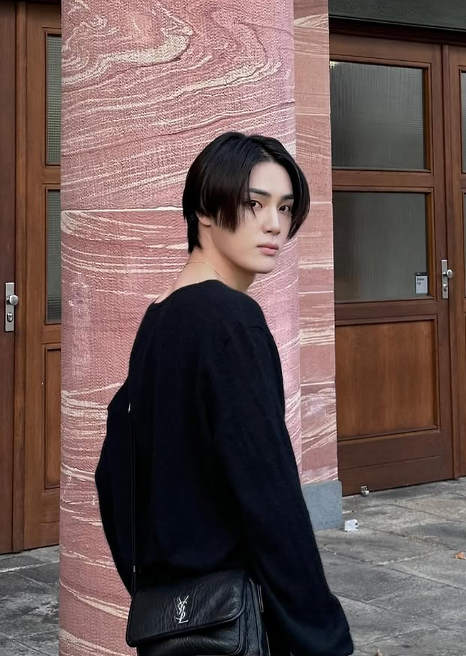 사생활 문제로 더 보이즈에서 사실상 퇴출된 더 보이즈 전 멤버 주학년 사태가 20억대에 이르는 법적 소송으로 비화될 조짐이다. 이같은 액수는 잔여 전속 계약금에 일부 위약 벌이 포함, 산정된 것으로 보인다.  사진|주학년 인스타그램 캡처