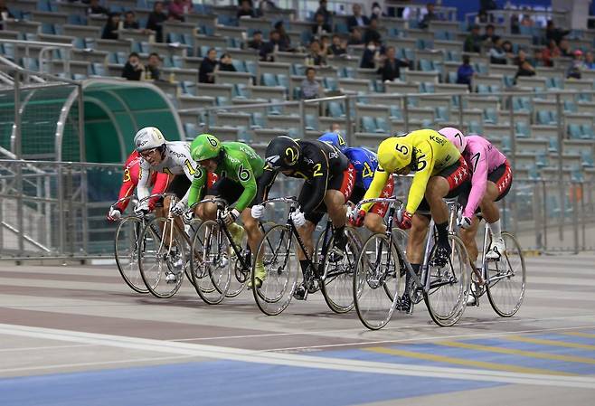 광명스피돔에서 특선급 선수들이 결승선을 앞두고 치열한 접전을 벌이고 있다             사진제공 ｜국민체육진흥공단