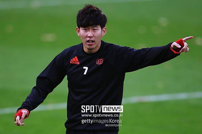 ▲ 손흥민은 2024-25시즌에 완벽한 경기력을 보이지 못했다. 그동안 큰 부상없이 세계 최고 무대를 누볐지만 올시즌에는 전반기 햄스트링 부상에 후반기 발 부상으로 신음했다. 프리미어리그에서 7골 10도움, 모든 대회를 포함해 11골 12도움에 그쳤다. 이는 토트넘 데뷔 시즌인 2015-16시즌 이후 처음으로 리그 두 자릿수 득점을 기록하지 못한 시즌이었다.