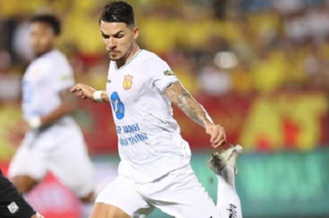 ▲ 베트남 축구대표팀을 이끄는 김상식 감독에게 힘이 될 소식이다. 브라질 태생으로 베트남 리그에서 5년째 뛰고 있는 헨드리우를 귀화시키는 작업이 순조롭게 진행되고 있다. 인도네시아와 말레이시아가 귀화선수를 대거 대표팀에 합류시켜 전력이 강해진데 베트남도 귀화 작업에 나서기 시작했다. ⓒ 슈퍼볼