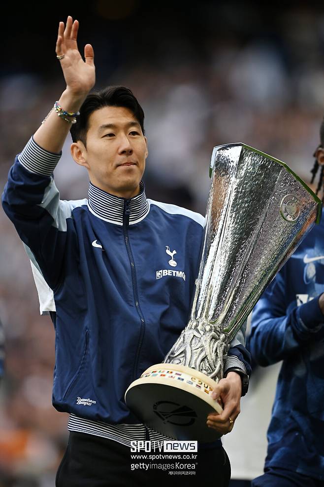 ▲ 그동안 토트넘의 가치를 끌어올리기 위해 매진했던 손흥민이 어쩌면 사우디아라비아로 향하면서 미래의 전력 구성에도 영향을 줄 수 있다. 와이너스 전 회장의 예상대로 5,000만 파운드를 이적료로 남겨주면 토트넘은 다음 시즌 챔피언스리그를 대비하는 영입전에 아주 큰 이점을 얻게 된다. 토트넘만 생각해온 손흥민으로선 마지막까지 열매를 안기고 떠나는 셈이다.