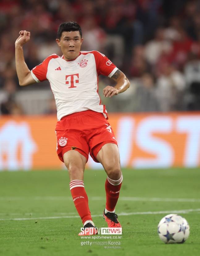 ▲ &nbsp;시즌 동안 김민재는 독일 평점에서 최고치를 받은 적이 드물다. 1점부터 낮으면 낮을수록 경기에서 잘했다는 뜻의 독일 평점에서 5점을 심심찮게 받았다. 특히 빌트와 '키커'는 김민재를 늘 쌍심지 켜고 바라보는 곳이다. 김민재가 중심이 돼 무실점 경기를 펼쳐도 평균을 뜻하는 3점이 최고일 정도였다. 같은 기준이라면 타도 질타를 받아야 할 실수였다.