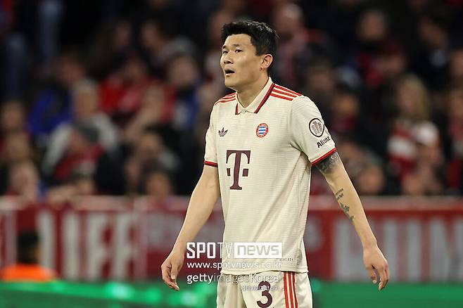 ▲ 2023년 여름 나폴리를 떠나 바이에른 뮌헨에 합류한 김민재는 해당 시즌 주전 경쟁에 어려움을 겪었다. 전임 토마스 투헬 감독 체제에서 외면당했다. 하지만 지난해 여름 뱅상 콤파니 감독이 새로 합류한 뒤, 신뢰를 받으며 빠르게 주전 자리를 꿰찼다. 하지만 동료 센터백들의 잦은 부상으로 인해 예상보다 더 많은 경기를 소화해야 했다.