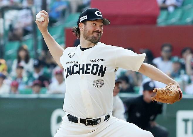 ▲ 22일 인천 KIA전에서 6이닝 1실점 호투를 펼쳤으나 패전을 면하는 데 만족한 드류 앤더슨 ⓒSSG랜더스