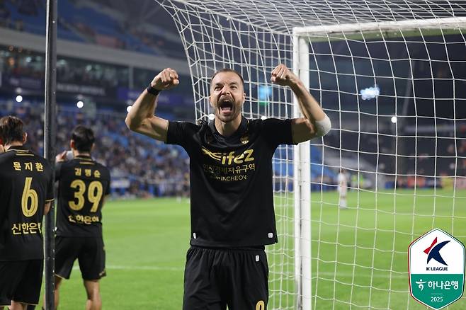 인천 유나이티드 무고사가 21일 인천축구전용경기장에서 열린 화성FC전에서 골을 넣은 뒤 기뻐하고 있다. /사진=한국프로축구연맹 제