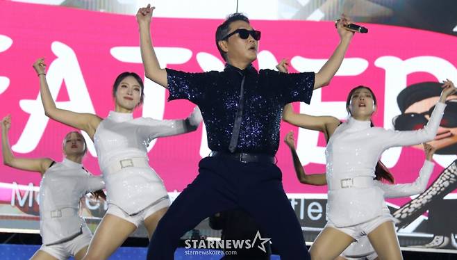 (구미=뉴스1) 정우용 기자 = 가수 싸이가 13일 오후 구미대학교 축제에서 열창을 하고 있다. 2025.5.14/뉴스1  Copyright (C) 뉴스1. All rights reserved. 무단 전재 및 재배포,  AI학습 이용 금지. /사진=(구미=뉴스1) 정우용 기자