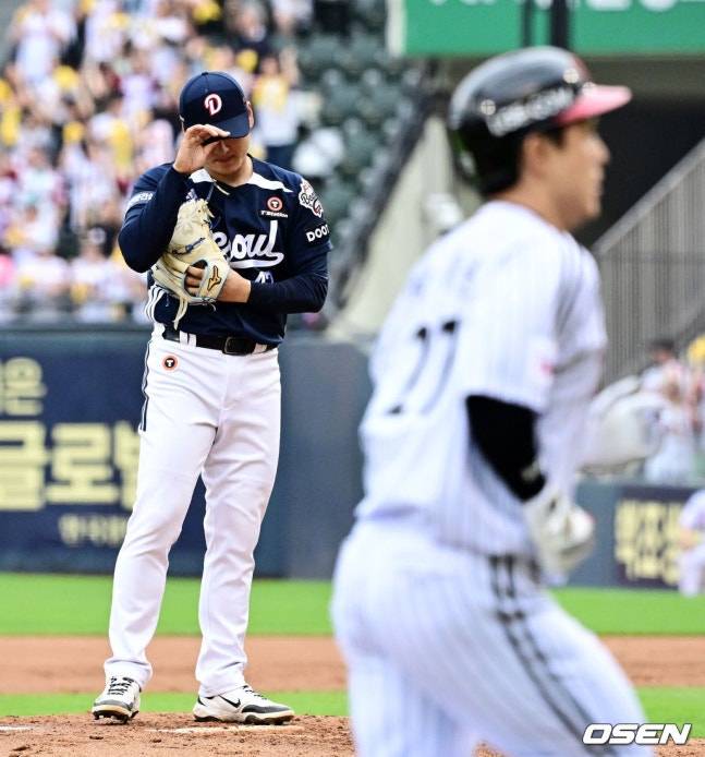 두산 곽빈(왼쪽)이 21일 잠실 LG전 4회말 무사 1, 2루에서 박동원(오른쪽)에게 역전 우월 3점 홈런을 맞고 고개를 숙였다.