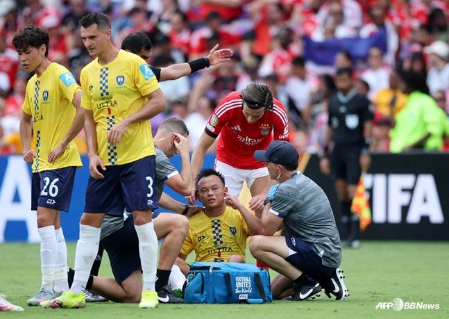 치료 받고 있는 저우 통. /AFPBBNews=뉴스1