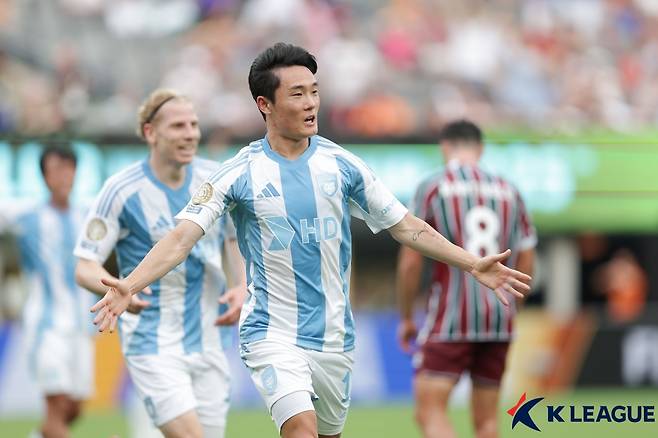 울산 HD 엄원상이 22일(한국시간) 미국 뉴저지주 이스트 러더퍼드의 메트라이프 스타디움에서 열린 2025 국제축구연맹(FIFA) 클럽 월드컵조별리그 F조 2차전 플루미넨시전 역전골 이후 세리머니를 하고 있다. /사진=한국프로축구연맹 제공