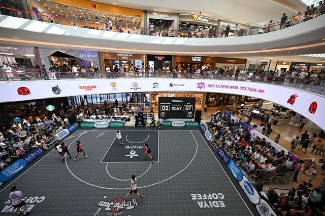 한국 팬들의 뜨거운 응원. /사진=WKBL 제공