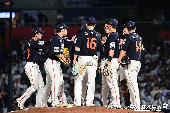 30일 오후 경상남도 창원NC파크에서 열린 '2025 신한 SOL Bank KBO리그' 한화 이글스와 NC 다이노스의 경기, 한화가 선발투수 류현진의 6이닝 1실점 호투와 타선의 활약에 힘입어 7:1의 스코어로 승리했다. 경기 종료 후 한화 선수들이 승리의 기쁨을 나누고 있다. 엑스포츠뉴스DB