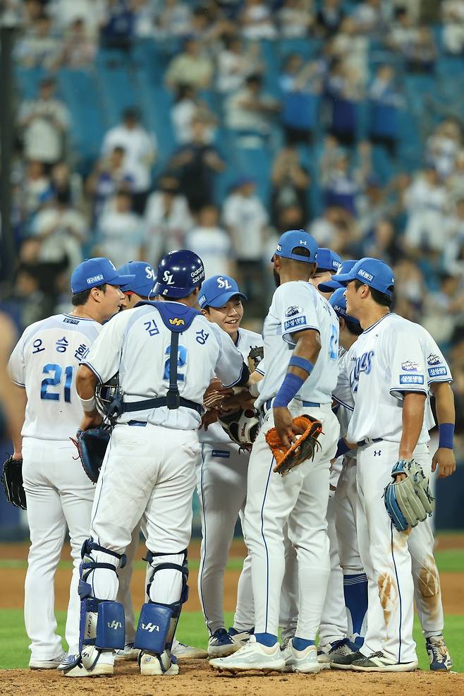 삼성 라이온즈 선수들이 올해 정규시즌 경기에서 승리한 뒤 세리머니하고 있다. 삼성 라이온즈