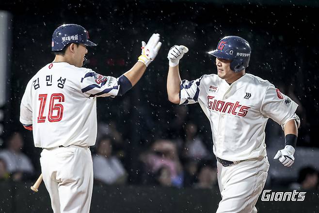 롯데 자이언츠 정훈이 지난 20일 부산 사직야구장에서 열린 삼성 라이온즈전에서 홈런을 친 뒤 김민성과 하이파이브하고 있다. 롯데 자이언츠