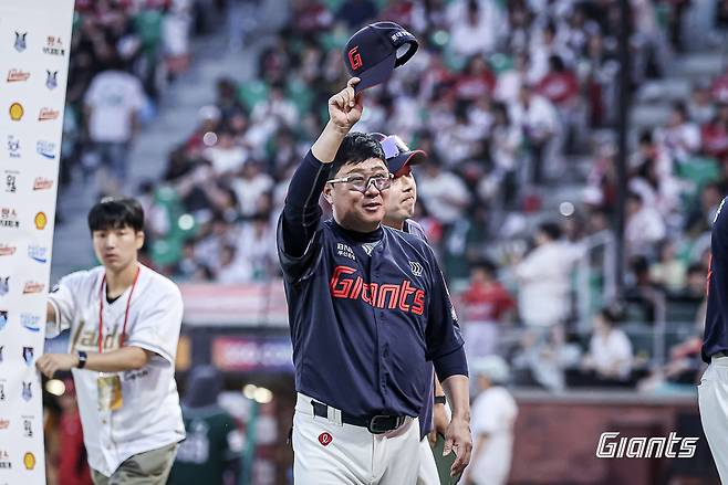 롯데 자이언츠 김태형 감독이 올해 정규시즌 경기에서 승리한 뒤 팬들에게 인사하고 있다. 롯데 자이언츠