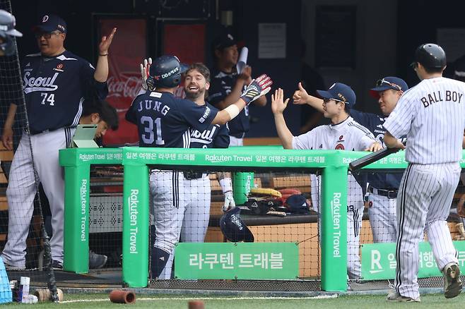 조성환 감독 대행이 이끄는 두산 베어스가 21일 서울 잠실야구장에서 열린 2025 신한 SOL Bank KBO리그 LG 트윈스와의 팀 간 7차전에서 6-5로 이겼다. 2경기 연속 역전승을 따내면서 분위기 반전에 성공했다. 사진 두산 베어스