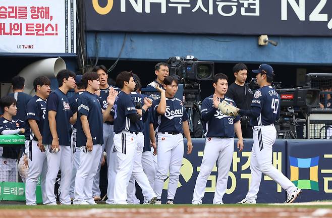 조성환 감독 대행이 이끄는 두산 베어스가 21일 서울 잠실야구장에서 열린 2025 신한 SOL Bank KBO리그 LG 트윈스와의 팀 간 7차전에서 6-5로 이겼다. 2경기 연속 역전승을 따내면서 분위기 반전에 성공했다. 사진 두산 베어스