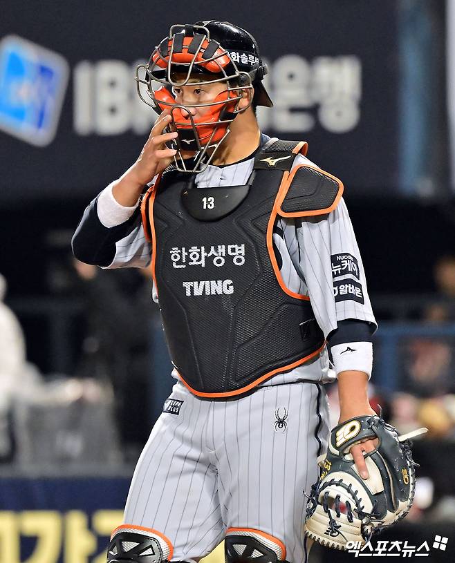 25일 오후 서울 송파구 잠실야구장에서 열린 '2025 신한 SOL Bank KBO리그' 한화 이글스와 LG 트윈스의 경기, 4회말 1사 2루 한화 최재훈이 LG 송찬의의 3루 도루를 저지하고 있다. 엑스포츠뉴스DB