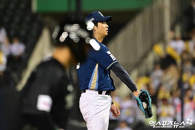 18일 오후 서울 송파구 잠실야구장에서 열린 '신한 SOL Bank KBO리그' NC 다이노스와 LG 트윈스의 경기, 5회말 무사 만루 NC 투수 임정호가 LG 박해민에게 밀어내기 볼넷을 허용하며 실점하자 아쉬워하고 있다. 엑스포츠뉴스 DB