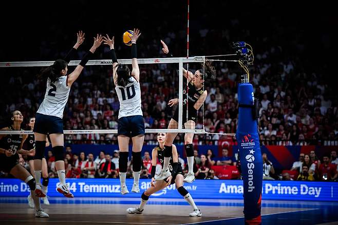 페르난도 모랄레스 감독이 이끄는 대한민국 여자 배구 국가대표팀이 22일(한국시간) 튀르키예 이스탄불에서 열린 2025 국제배구연맹(FIVB) 발리볼네이션스리그(VNL) 2주 차 3차전에서 튀르키예에게 세트 스코어 0-3으로 졌다. 사진 FIVB 공식 홈페이지