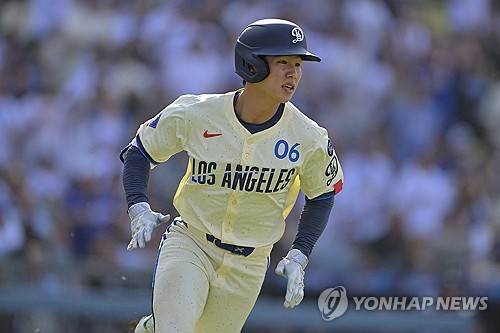 미국 메이저리그 LA 다저스의 김혜성이 22일(한국시간) 미국 캘리포니아주 로스앤젤레스의 다저 스타디움에서 열린 2025 메이저리그 워싱턴 내셔널스와 홈 경기에서 출전 기회를 얻지 못하고 결장했다. 사진 연합뉴스
