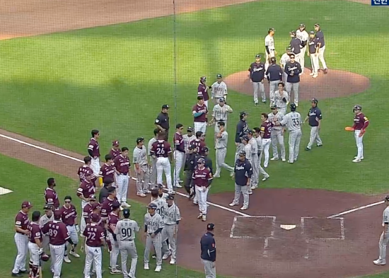 키움과 한화 선수들이 22일 대전 한화생명 볼파크에서 열린 2025 신한 SOL Bank KBO리그 팀 간 7차전, 한화가 3-0으로 앞선 3회초 도중 한화 선발투수 코디 폰세와 키움 임지열의 승부 상황에서 벤치클리어링을 하기 위해 마운드 근처로 뛰어들고 있다. SPOTV2 중계화면