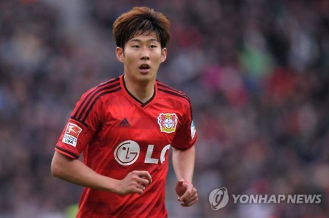 축구 전문 매체 토크스포츠의 벤 제이콥스 기자는 독일 분데스리가 클럽이자 손흥민(토트넘 홋스퍼)의 친정팀인 바이엘 레버쿠젠이 손흥민을 다시 데려오길 원한다고 주장했다. 그는 아직 레버쿠젠의 공식 제안은 없지만 내부적으로는 이미 협의가 시작됐다고 밝혔다. 만약 손흥민이 토트넘을 떠나 레버쿠젠으로 향한다면 2015년 클럽을 떠난 이후 10년 만에 친정팀으로 복귀하게 된다. 또 레버쿠젠 신임 사령탑 에릭 텐 하흐 감독 밑에서 시즌을 보내게 된다. 연합뉴스