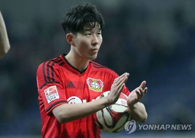 축구 전문 매체 토크스포츠의 벤 제이콥스 기자는 독일 분데스리가 클럽이자 손흥민(토트넘 홋스퍼)의 친정팀인 바이엘 레버쿠젠이 손흥민을 다시 데려오길 원한다고 주장했다. 그는 아직 레버쿠젠의 공식 제안은 없지만 내부적으로는 이미 협의가 시작됐다고 밝혔다. 만약 손흥민이 토트넘을 떠나 레버쿠젠으로 향한다면 2015년 클럽을 떠난 이후 10년 만에 친정팀으로 복귀하게 된다. 또 레버쿠젠 신임 사령탑 에릭 텐 하흐 감독 밑에서 시즌을 보내게 된다. 연합뉴스