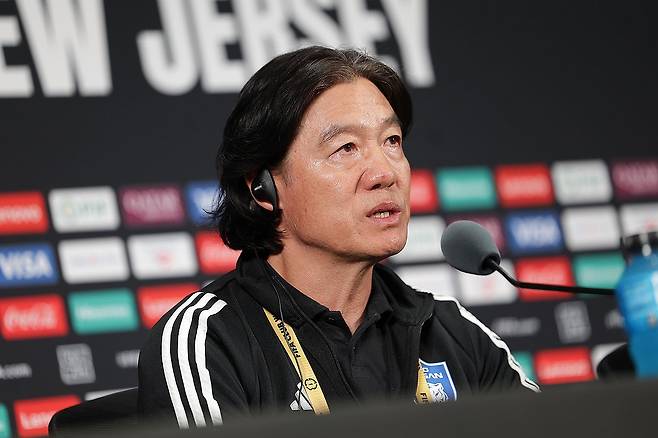 플루미넨시전 앞둔 김판곤 감독 (서울=연합뉴스) 고강도 압박을 자랑하는 플루미넨시(브라질)와 2025 국제축구연맹(FIFA) 클럽 월드컵 2차전을 앞둔 울산 HD의 김판곤 감독은 선수들에게 '기개'를 발휘해달라고 주문했다.
    김판곤 감독은 22일 오전 7시(한국시간) 미국 뉴지저주 이스트 러더퍼드의 메트라이프 스타디움에서 킥오프하는 플루미넨시와 대회 조별리그 F조 2차전을 하루 앞두고 열린 기자회견에서 "브라질 선수들은 개인 역량이 뛰어나서 팀 차원에서 잘하는 것 이외에 개인적인 기개가 필요하다고 본다"고 말했다. 2025.6.21 [울산 HD 제공. 재판매 및 DB금지] photo@yna.co.kr