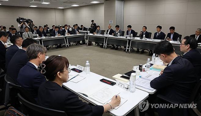 국정기획위원회 기재부 업무보고 (세종=연합뉴스) 배재만 기자 = 국정기획위원회 이한주 위원장을 비롯한 경제1분과 위원들이 18일 정부세종컨벤션센터에서 기획재정부 업무보고를 받고 있다. 2025.6.18 scoop@yna.co.kr